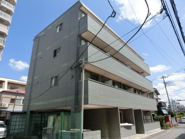 建物外観　四街道駅すぐにあるマンション。お買物施設も多く便利です。