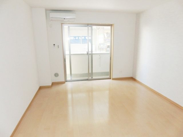 居室・リビング　広々とした9.2帖の洋室です