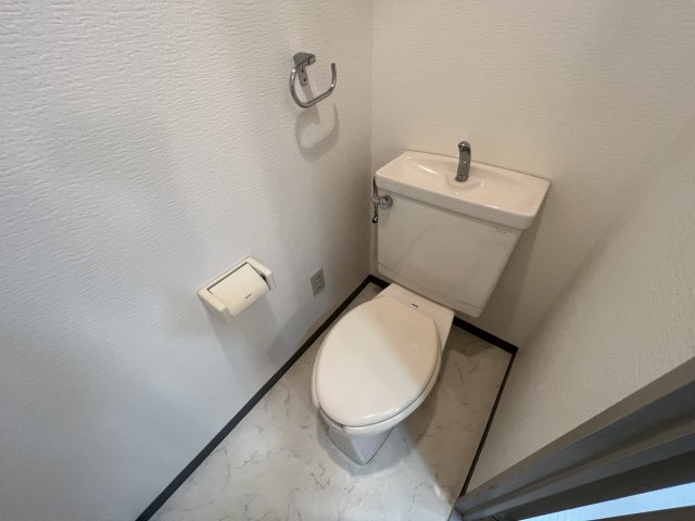 トイレ　シンプルで掃除のしやすいトイレです！