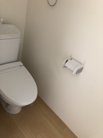 トイレ　落ち着いた色調のトイレです