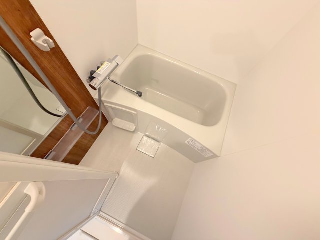 バス・シャワールーム　広めのお風呂は一日の疲れを癒してくれます。