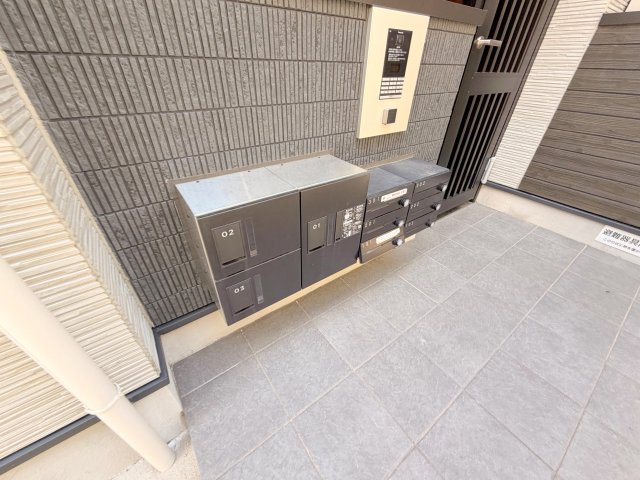 ロビー　ロビーにある各部屋毎のメールボックス。