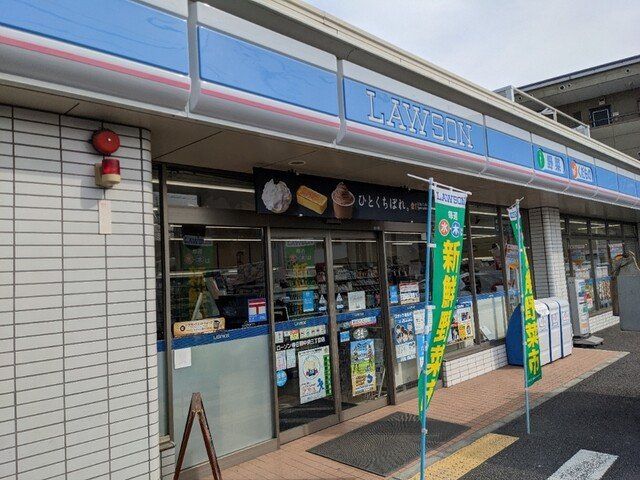 コンビニ　ローソン春日部中央三丁目店（コンビニ）まで270m