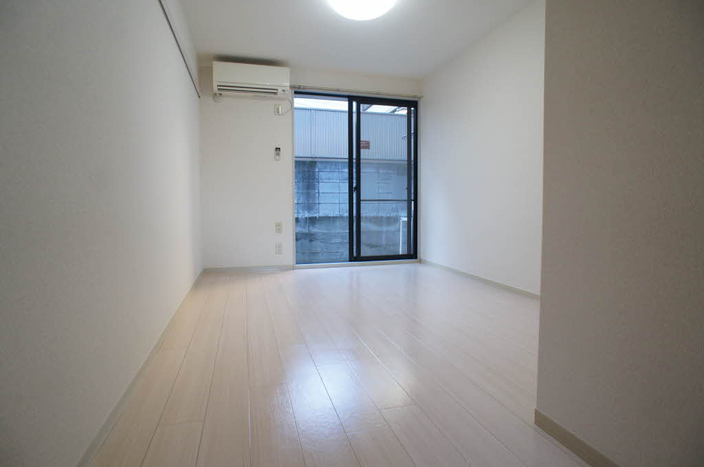 その他　白く開放感のあるお部屋です！
