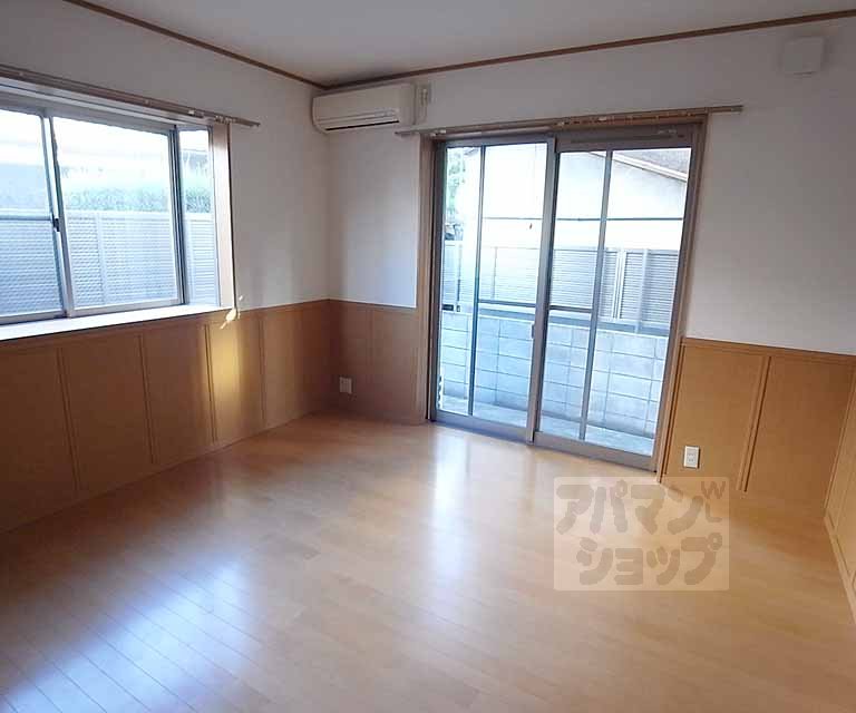 居室・リビング　腰板パネルでメリハリあるお部屋に。