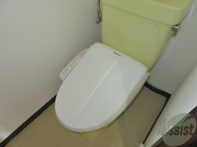トイレ　ウォシュレット機能がついたトイレです。安心して使用できますね