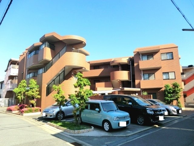 建物外観　居住者専用のゴミ置き場があります♪
