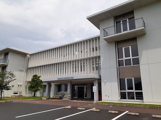 中学校　湯梨浜町立湯梨浜中学校（中学校）まで2400m