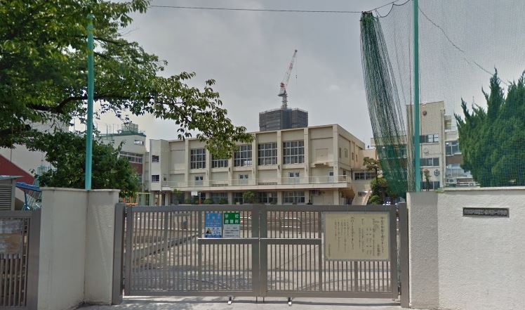 小学校　大田区立入新井第一小学校（小学校）まで304m