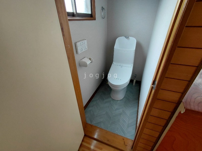 トイレ　嬉しい温水洗浄便座付きのトイレです。