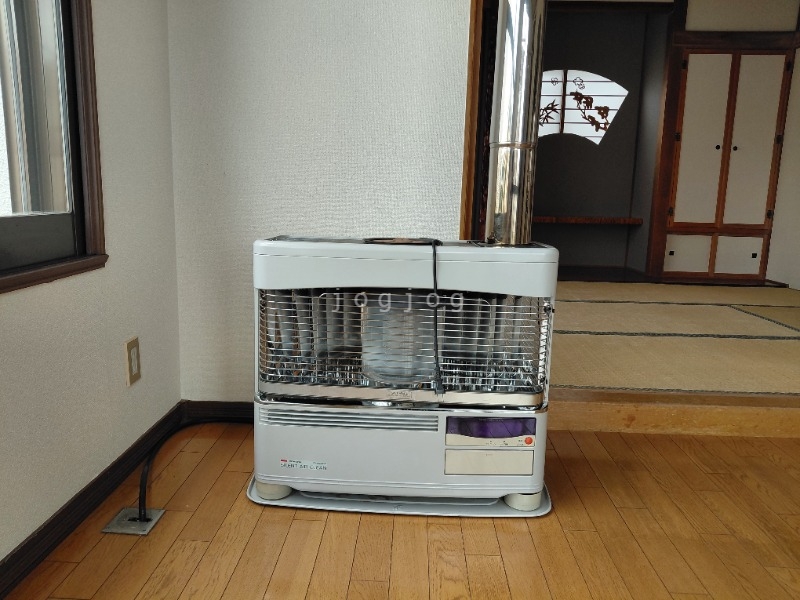 その他設備　冬はあったか石油ストーブです。