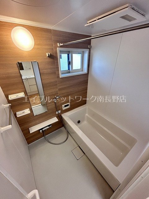 バス・シャワールーム　参考：105号室（内装・設備が異なる場合があります。）
