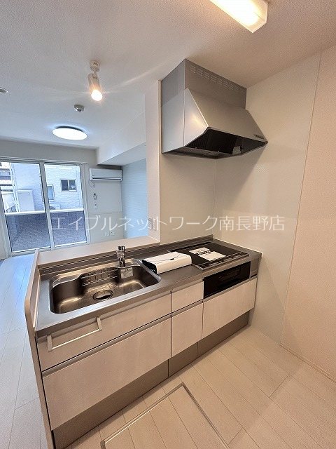 キッチン　参考：105号室（内装・設備が異なる場合があります。）