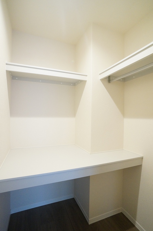 収納　洋室6.5帖のお部屋にあるウォークインクローゼットです♪棚が