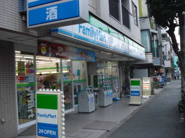 コンビニ　ファミリーマート（コンビニ）まで213m