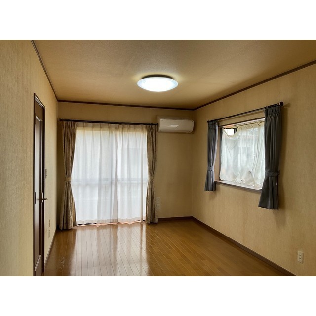 岩鼻町戸建の居間写真