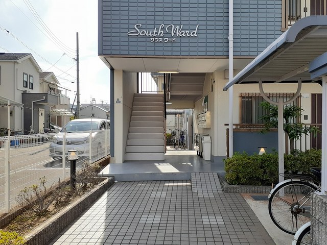 エントランス　落ち着いたエントランスです