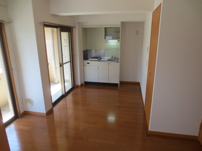 居室・リビング　別号室のお部屋になります。