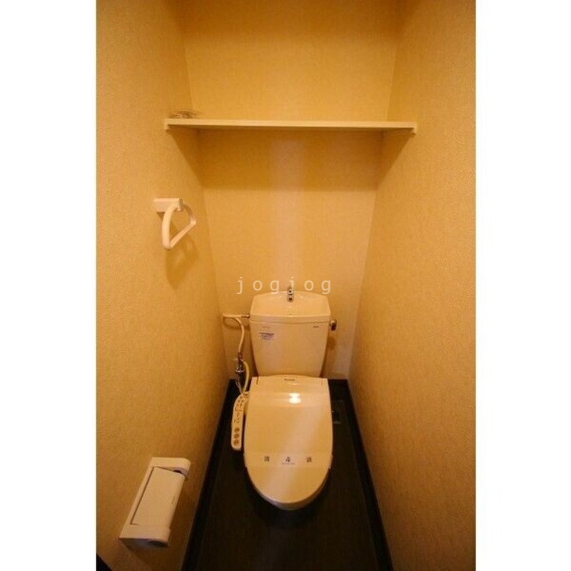 トイレ　嬉しい温水洗浄便座付きのトイレです。