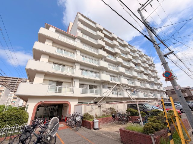 建物外観　存在感のある外観は落ちついた色合いで、堂々としていますね。