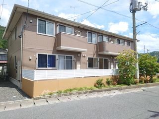 【安芸高田市吉田町吉田のアパートの建物外観】