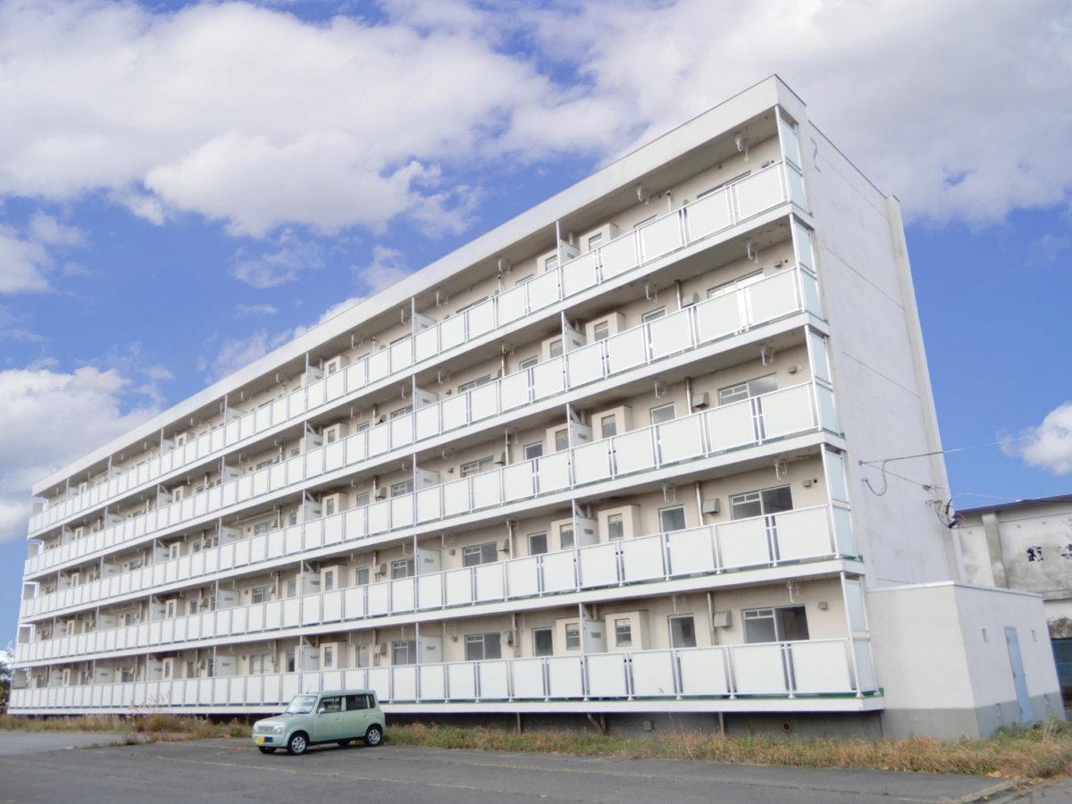 【潟上市飯田川飯塚のマンションの建物外観】