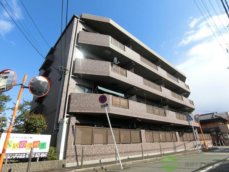 茨木市五十鈴町のマンションの建物外観