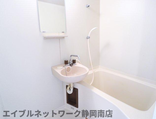 バス・シャワールーム　落ち着いた空間のお風呂です