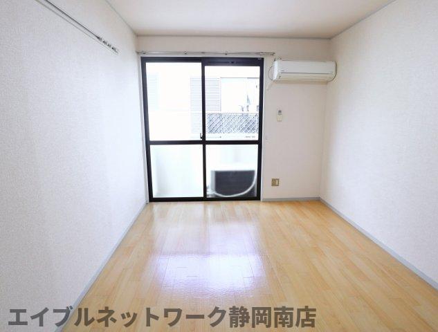 居室・リビング　こちらの居間で趣味の時間をお楽しみください