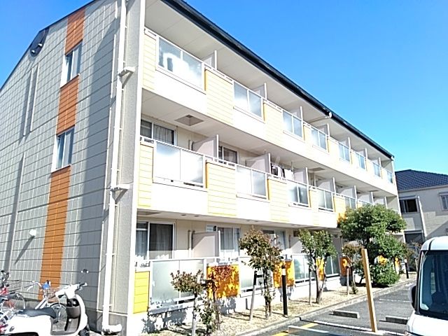 茨木市下穂積のマンションの建物外観