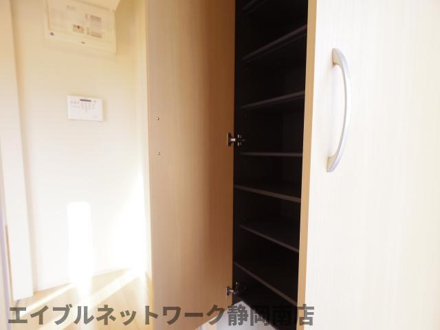 玄関　収納もある玄関です