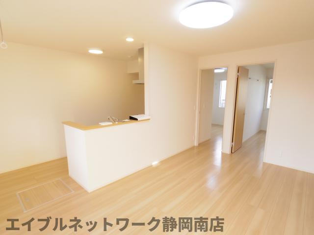 居室・リビング　こちらの居間で趣味の時間をお楽しみください