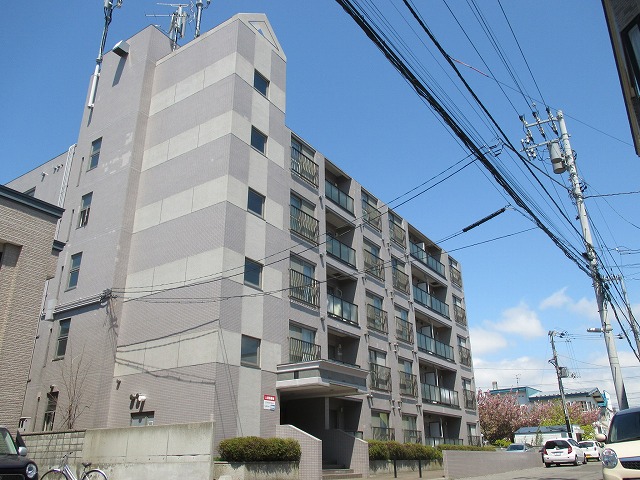 函館市人見町のマンションの建物外観