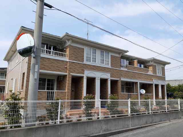 四国中央市豊岡町長田のアパートの建物外観