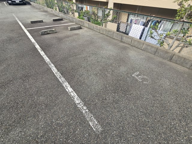 【グリーンヒル朝霧Vの駐車場】