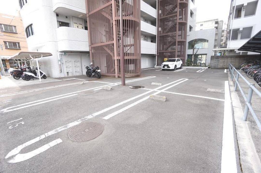 【松山市本町のマンションの駐車場】