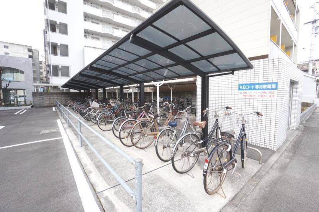 【松山市本町のマンションの駐車場】