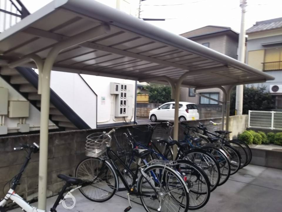 【松山市山越のアパートの駐車場】