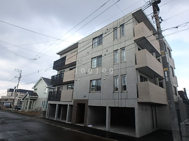 【札幌市豊平区平岸六条のマンションの建物外観】