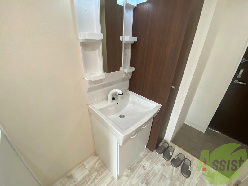 洗面設備　洗面台です。玄関の目の前にありますのですぐ手が洗えますね