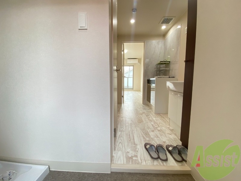 玄関　玄関です。すぐ左手側には洗濯パンがあります