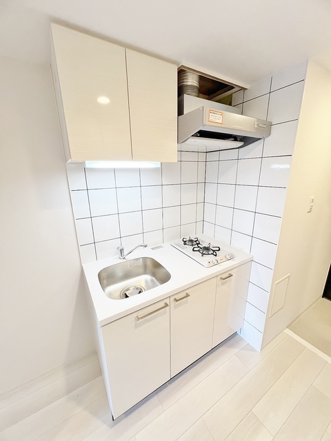 キッチン　２口ガスキッチン・横に冷蔵庫置き場