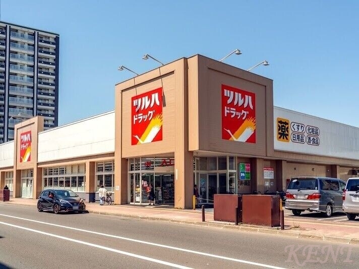 ドラックストア　ツルハドラッグ八軒4条店（ドラッグストア）まで223m