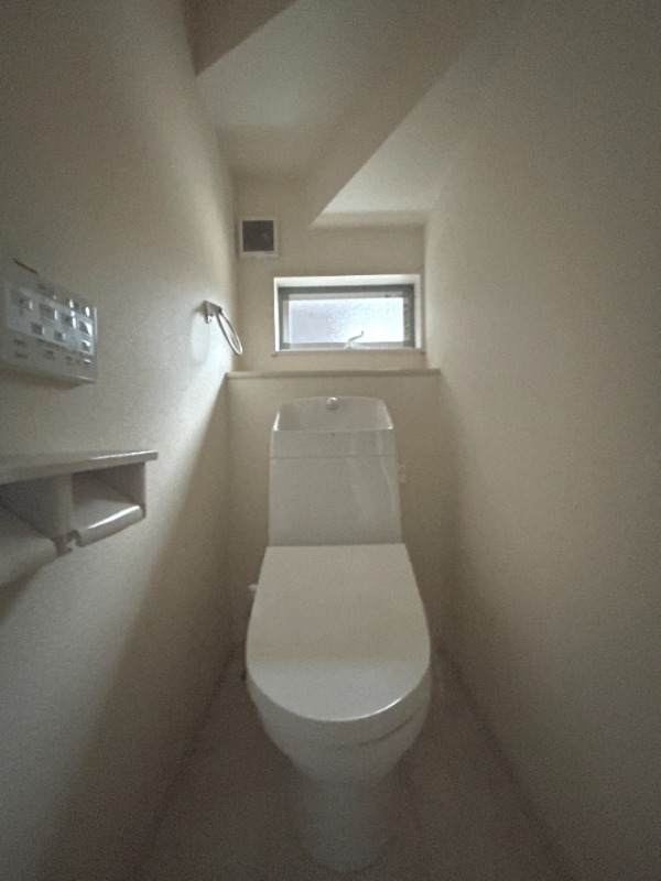 ＪＲ山陽本線 西阿知駅 徒歩18分 2階建 築6年のトイレ写真