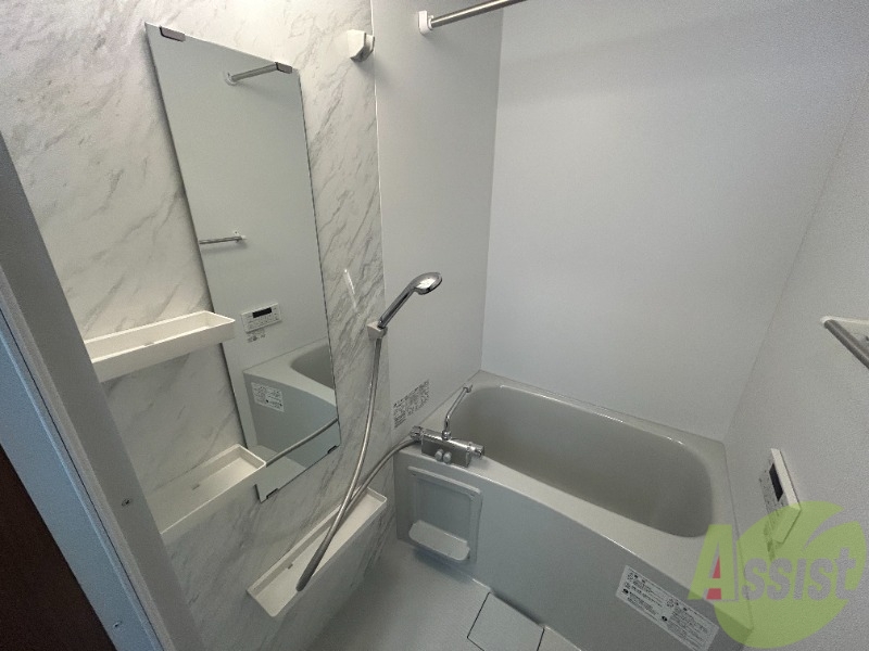 バス・シャワールーム　浴室には乾燥機能がついており、追い焚きも使うことができます。