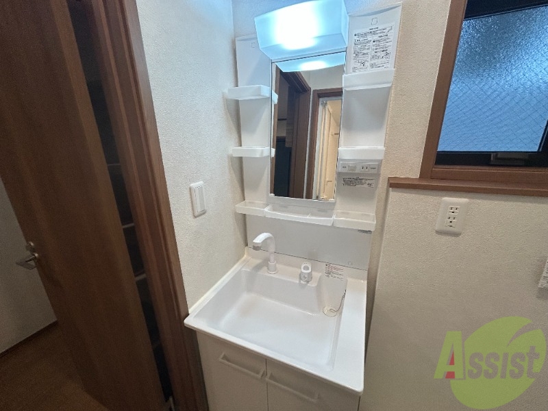 洗面設備　独立洗面台がございます。朝の支度はここで済ませましょう。