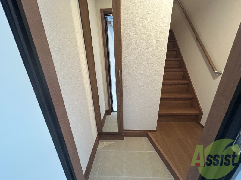 玄関　玄関はこんな感じです。広い玄関口と部屋へと上る階段です。