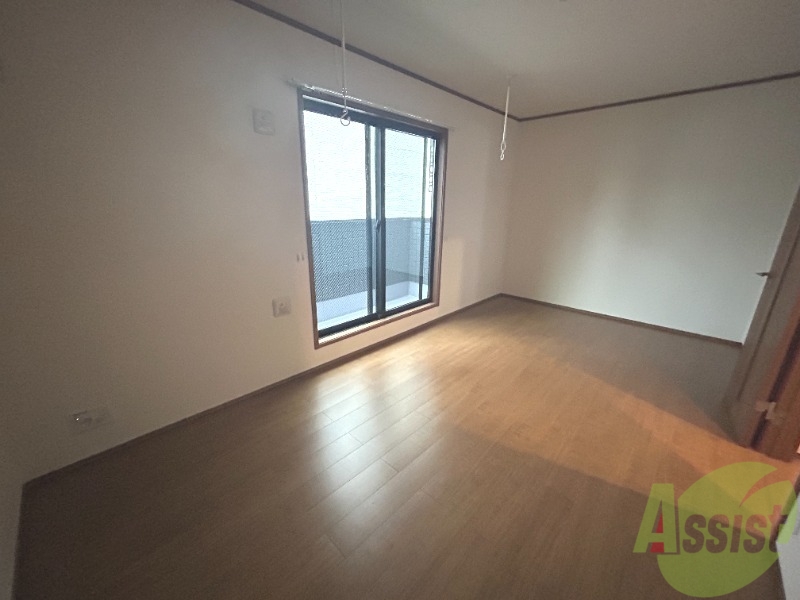 居室・リビング　８．２帖の洋室です。ベランダ窓からの日差しが心地よいです。