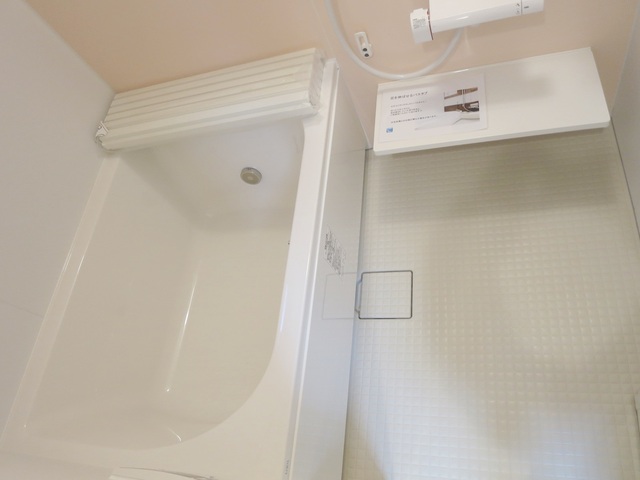 バス・シャワールーム　広い白で統一されたお風呂です♪ゆっくり浸かれますよヽ(^。^