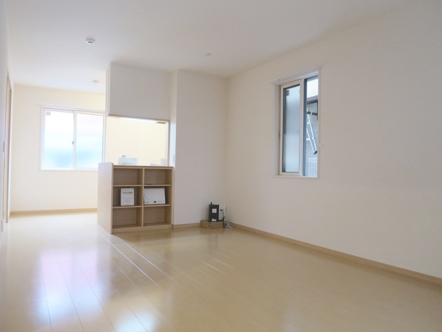 居室・リビング　広々したキッチンです！ダイニングテーブルやソファーを置ける広